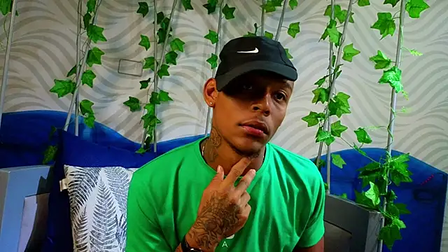 Snapshot of xander_molina chatting on 11-14-25, 04:33 xander molina online show from 11-14-25, 04:33