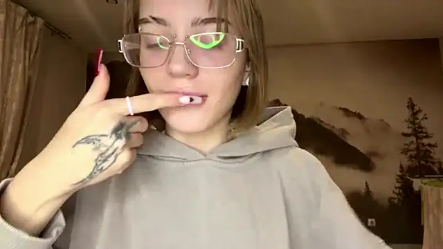 MelaineAytes online show from 12-21-25, 02:24