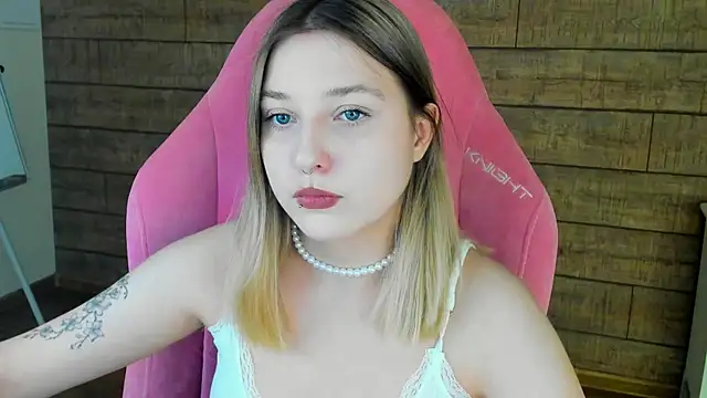 Snapshot of TinnaBurton chatting on 05-06-26, 04:23 TinnaBurton online show from 05-06-26, 04:23