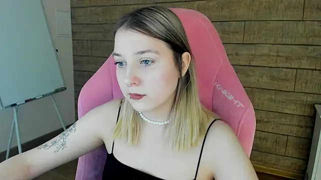 Snapshot of TinnaBurton chatting on 05-10-26, 04:23 TinnaBurton online show from 05-10-26, 04:23