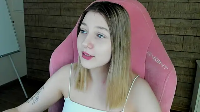 Snapshot of TinnaBurton chatting on 05-17-26, 04:25 TinnaBurton online show from 05-17-26, 04:25