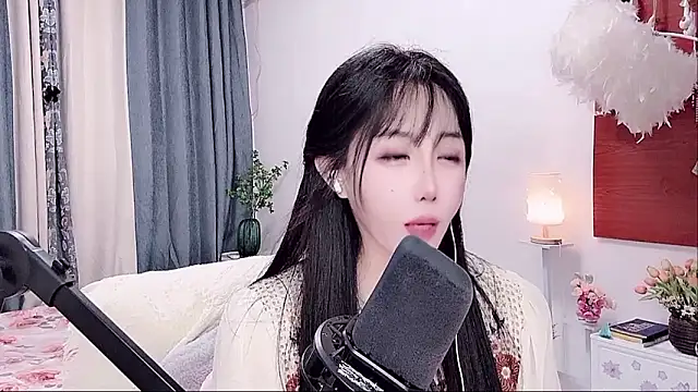 Laura 520 online show from 06-12-26, 12:37