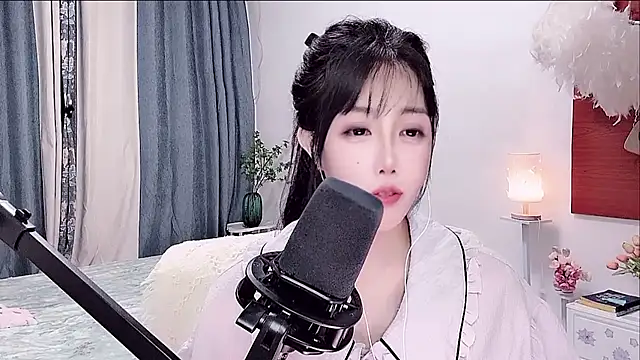 Laura 520 online show from 06-18-26, 01:26