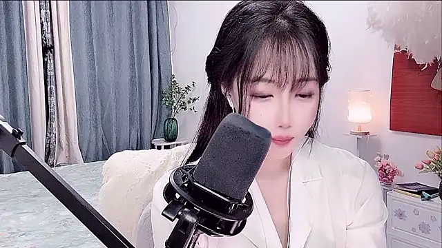 Laura 520 online show from 06-20-26, 01:14