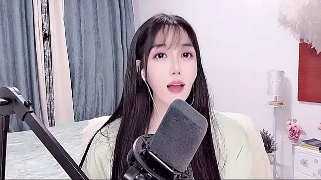 Laura 520 online show from 06-26-26, 12:42