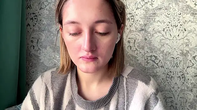 Snapshot of Emily_lyy chatting on 12-14-25, 09:03 Emily lyy online show from 12-14-25, 09:03