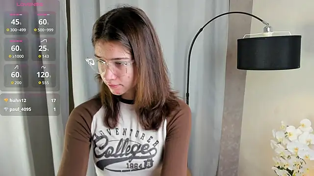 Snapshot of MarilynMun chatting on 12-18-25, 02:06 MarilynMun online show from 12-18-25, 02:06