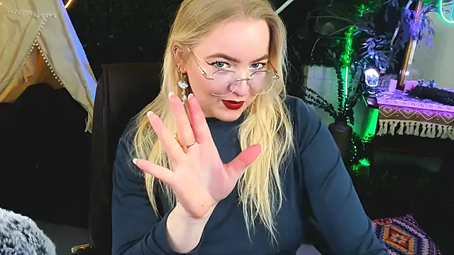 Snapshot of EllaPower chatting on 11-18-25, 03:16 EllaPower online show from 11-18-25, 03:16