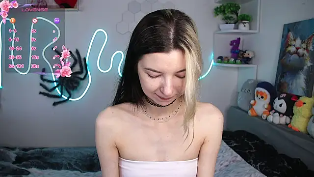 Snapshot of Emmie_shy chatting on 06-16-26, 01:36 Emmie shy online show from 06-16-26, 01:36