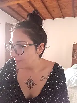 Snapshot of Melinerd chatting on 11-17-25, 01:06 Melinerd online show from 11-17-25, 01:06