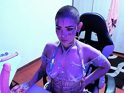 Snapshot of Zombitch chatting on 12-05-25, 12:30 Zombitch online show from 12-05-25, 12:30