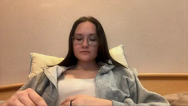 Snapshot of MidnightMelt chatting on 11-16-25, 01:17 MidnightMelt online show from 11-16-25, 01:17