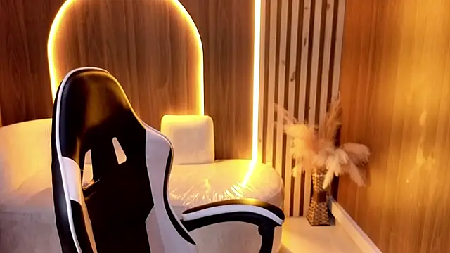 Snapshot of Peige_Tx chatting on 12-15-25, 01:04 Peige Tx online show from 12-15-25, 01:04