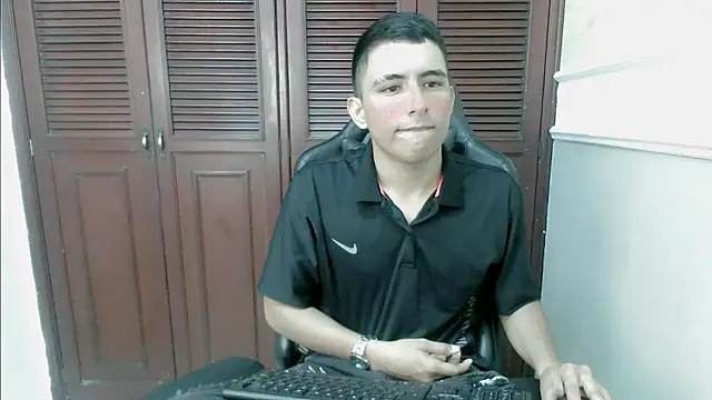 Snapshot of dannyt_hot chatting on 11-17-25, 01:28 dannyt hot online show from 11-17-25, 01:28