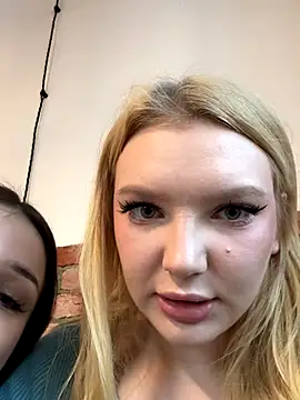 Snapshot of ErikaMuse chatting on 11-20-25, 04:23 ErikaMuse online show from 11-20-25, 04:23