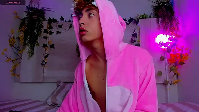 Snapshot of Twinkk_Guy chatting on 11-18-25, 02:39 Twinkk Guy online show from 11-18-25, 02:39