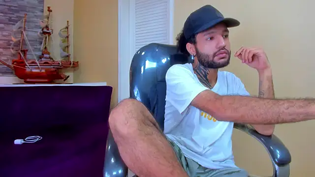 Hottie Bear online show from 11-18-25, 04:06