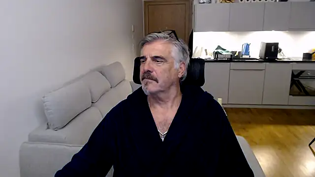 Snapshot of Buidapest chatting on 12-15-25, 01:26 Buidapest online show from 12-15-25, 01:26