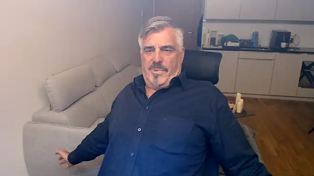 Snapshot of Buidapest chatting on 12-17-25, 10:38 Buidapest online show from 12-17-25, 10:38