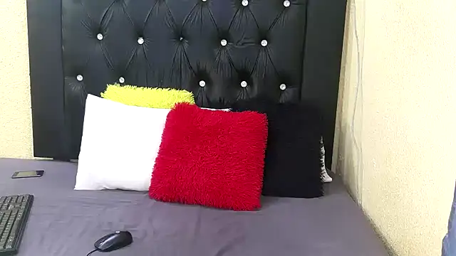 Snapshot of ButtcheeksXX chatting on 12-19-25, 12:23 ButtcheeksXX online show from 12-19-25, 12:23