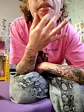 Snapshot of dragonlock chatting on 12-18-25, 07:20 dragonlock online show from 12-18-25, 07:20