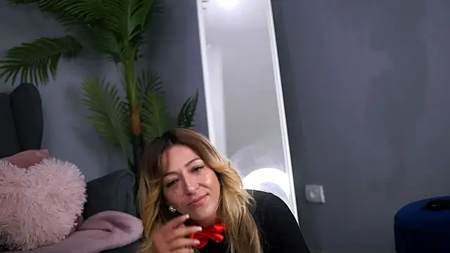 Snapshot of JuliaHyde chatting on 11-26-25, 03:18 JuliaHyde online show from 11-26-25, 03:18