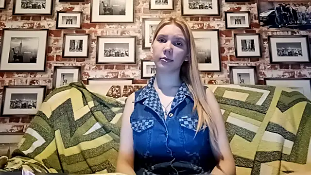 EvieBaggette online show from 11-25-25, 06:13