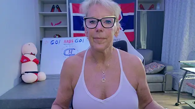 Snapshot of FitCougar chatting on 05-19-26, 04:13 FitCougar online show from 05-19-26, 04:13