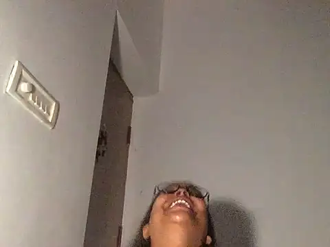 Snapshot of raveena_hot chatting on 12-16-25, 04:28 raveena hot online show from 12-16-25, 04:28