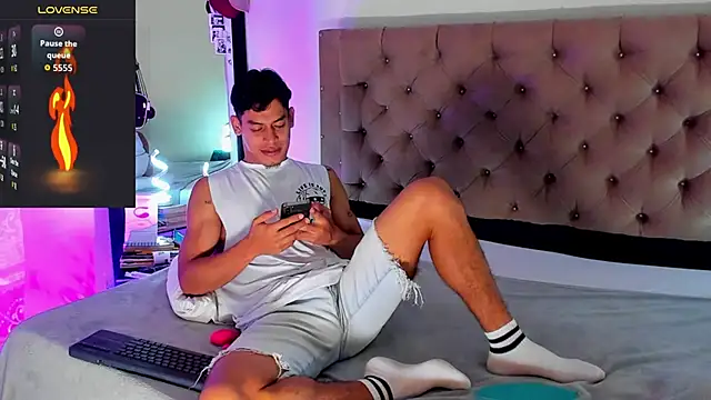 Snapshot of blorelopez chatting on 01-09-26, 02:53 blorelopez online show from 01-09-26, 02:53