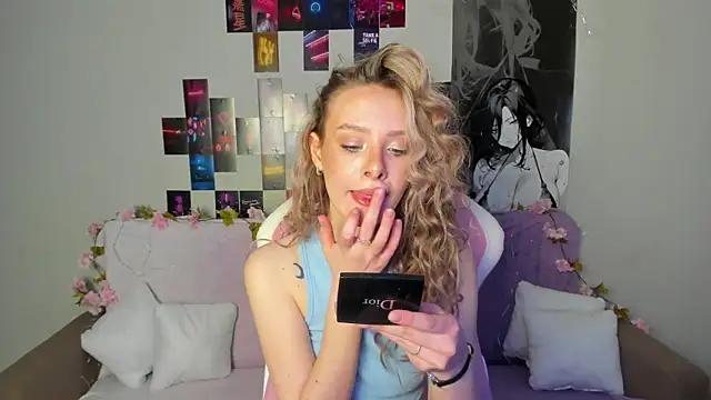 Suzie Q69 online show from 11-19-25, 03:39