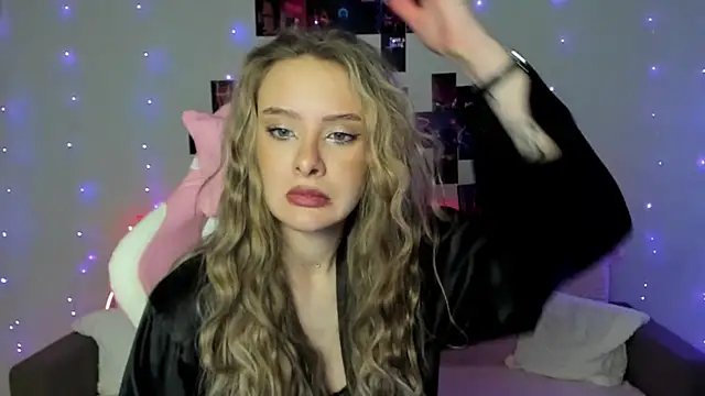 Suzie Q69 online show from 11-30-25, 08:51