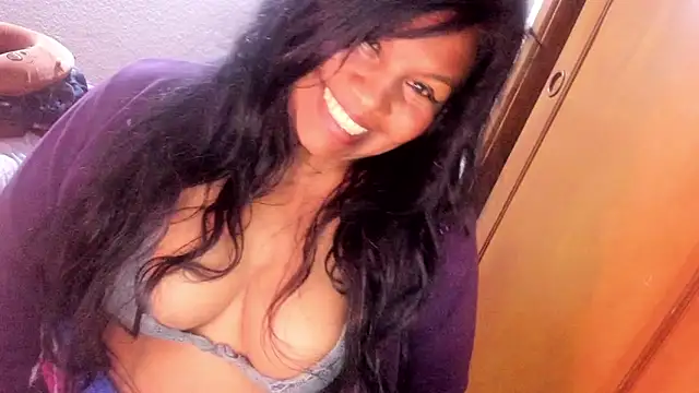 Snapshot of ebonycamelia chatting on 06-08-26, 12:14 ebonycamelia online show from 06-08-26, 12:14