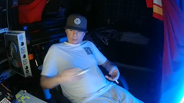 Snapshot of Bowerboi chatting on 11-30-25, 03:10 Bowerboi online show from 11-30-25, 03:10