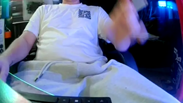 Snapshot of Bowerboi chatting on 12-22-25, 02:30 Bowerboi online show from 12-22-25, 02:30