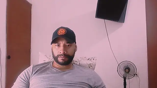 Snapshot of musclehetero chatting on 01-16-26, 07:56 musclehetero online show from 01-16-26, 07:56