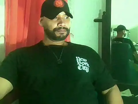 Snapshot of musclehetero chatting on 05-29-26, 04:43 musclehetero online show from 05-29-26, 04:43