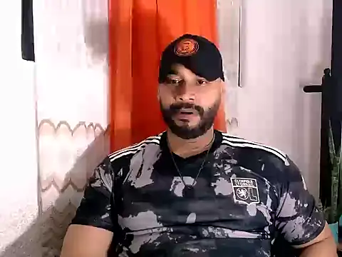 Snapshot of musclehetero chatting on 06-05-26, 02:07 musclehetero online show from 06-05-26, 02:07
