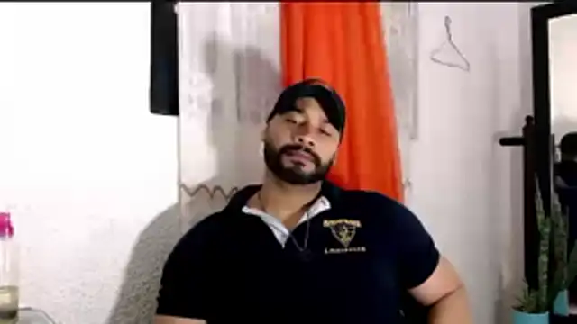 Snapshot of musclehetero chatting on 06-11-26, 01:38 musclehetero online show from 06-11-26, 01:38