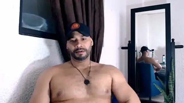 Snapshot of musclehetero chatting on 06-14-26, 04:53 musclehetero online show from 06-14-26, 04:53