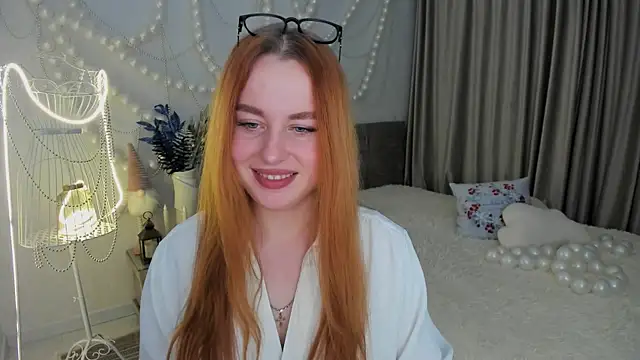 Snapshot of AirySilhouette chatting on 12-15-25, 05:17 AirySilhouette online show from 12-15-25, 05:17