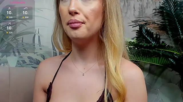 Snapshot of ChloeeBee chatting on 11-25-25, 07:03 ChloeeBee online show from 11-25-25, 07:03