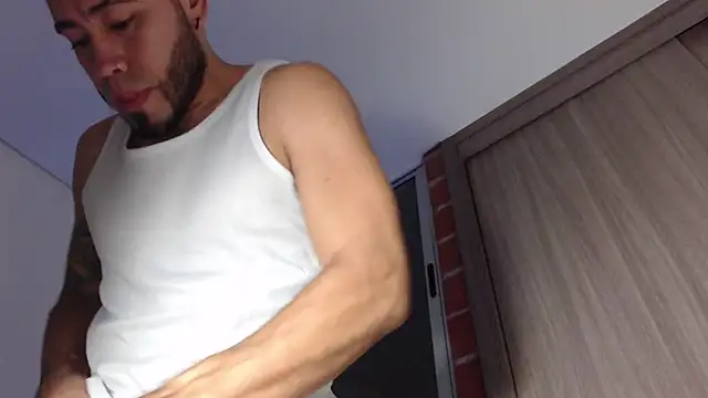 Snapshot of MikeSantoss1 chatting on 12-18-25, 01:11 MikeSantoss1 online show from 12-18-25, 01:11