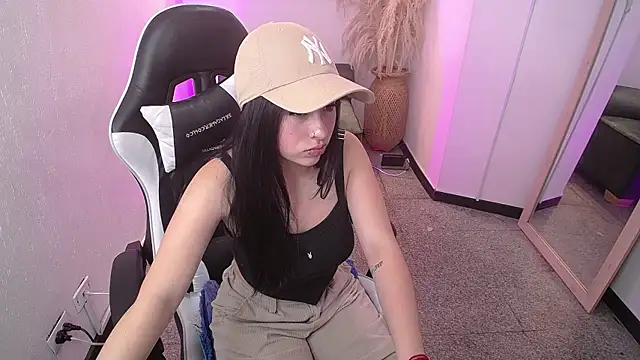 Snapshot of vallolett chatting on 11-24-25, 07:24 vallolett online show from 11-24-25, 07:24