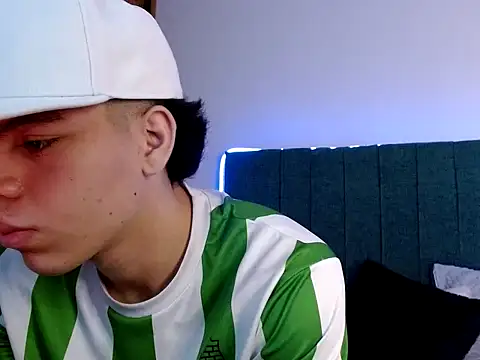 Snapshot of Lincon_Ale chatting on 12-17-25, 08:37 Lincon Ale online show from 12-17-25, 08:37