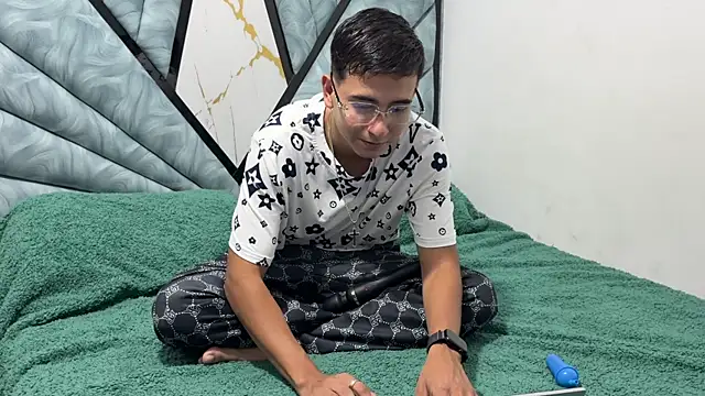 DereckxSophia online show from 12-15-25, 03:22