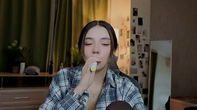 Snapshot of Vexorine chatting on 05-19-26, 07:20 Vexorine online show from 05-19-26, 07:20