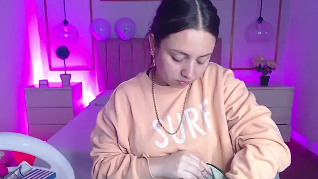 Snapshot of Alice_Sinclair_ chatting on 11-25-25, 12:27 Alice Sinclair online show from 11-25-25, 12:27