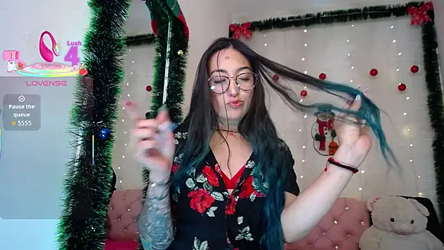 Snapshot of LunaAponte chatting on 12-16-25, 02:49 LunaAponte online show from 12-16-25, 02:49