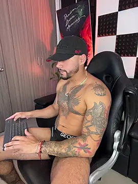 Snapshot of NikoHank chatting on 11-25-25, 04:23 NikoHank online show from 11-25-25, 04:23